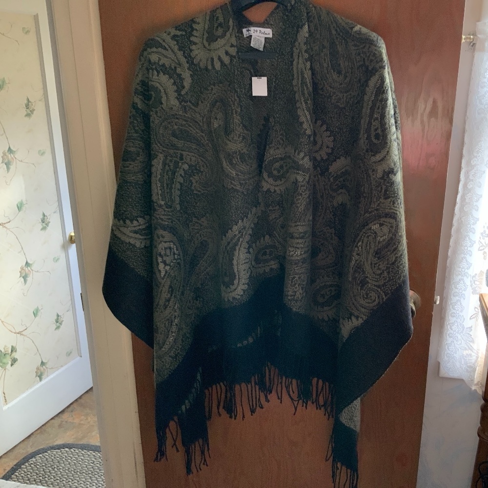 NWT 29 PALMS Fringed Ruana 26” x 60”